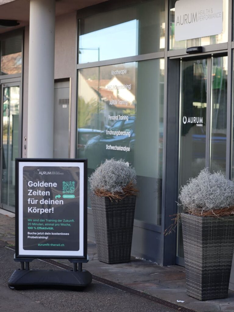 Eingang von AURUM Health & Performance in Therwil – Gesundheits- und Fitnessstudio für Training, Regeneration und Coaching