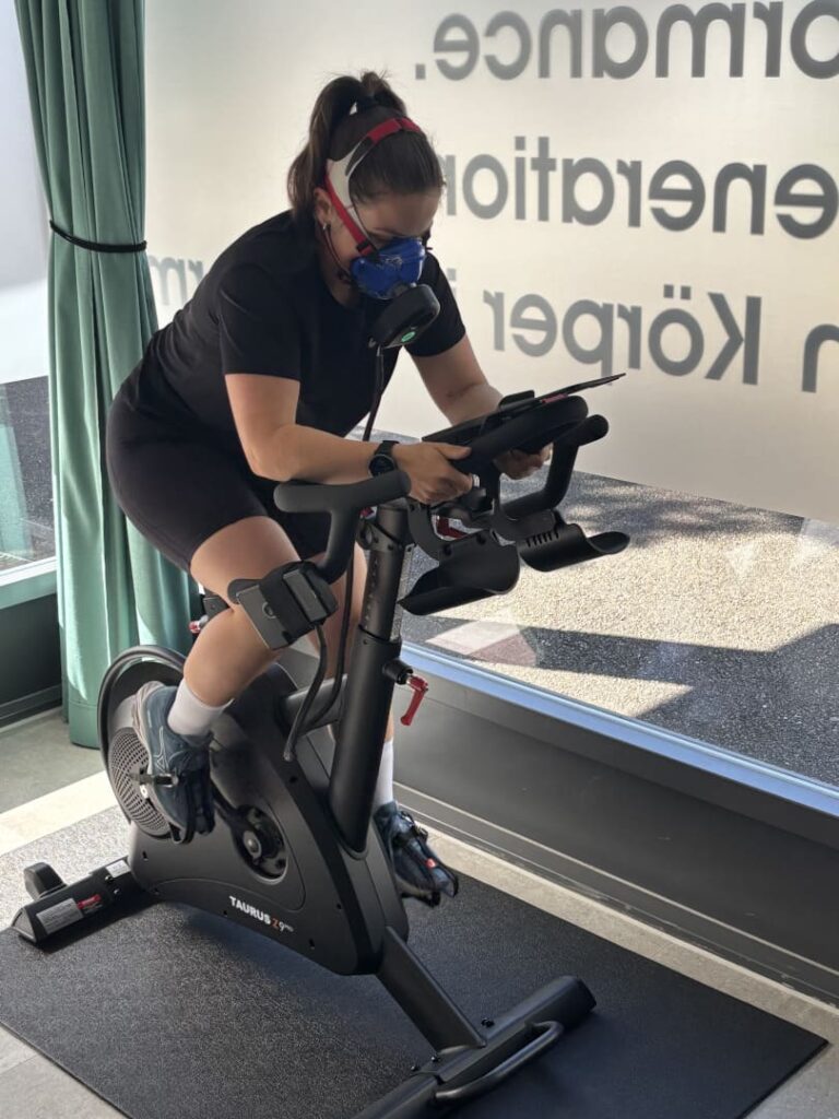 Ausdauertest mit Spiroergometrie auf dem Fahrrad bei AURUM Health & Performance in Therwil zur Bestimmung von Leistungsfähigkeit und Trainingszonen
