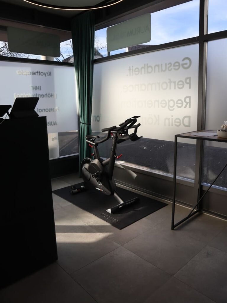 Trainingsbereich im AURUM Health & Performance Studio in Therwil – moderner Trainingsraum für Hybrid Coaching mit persönlicher Betreuung.