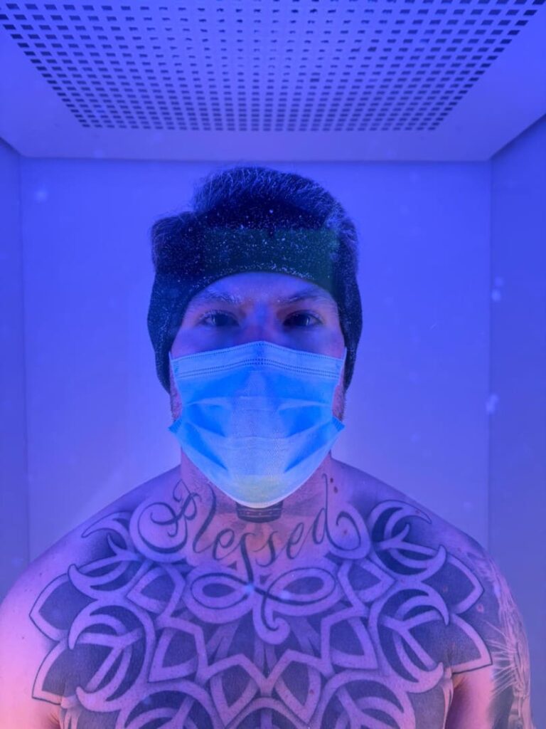 Anwendung in der Kryokammer bei AURUM Health & Performance in Therwil – Ganzkörper-Kryotherapie zur Regeneration und Schmerzlinderung