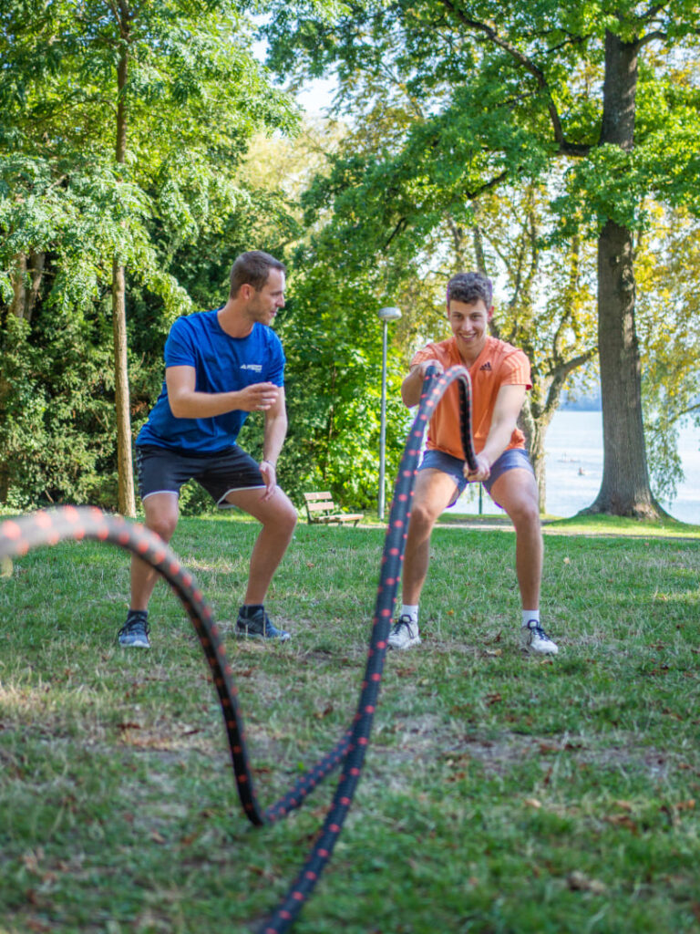Personal Training im Freien bei AURUM Health & Performance – funktionelles Krafttraining mit Battle Ropes
