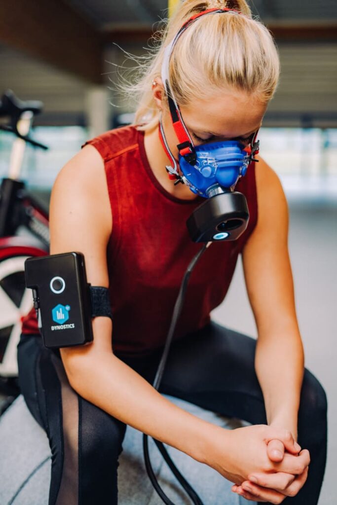 Frau bei einer Stoffwechselanalyse mit Atemtest zur Messung von Energieverbrauch und Fettverbrennung bei AURUM Health & Performance in Therwil.