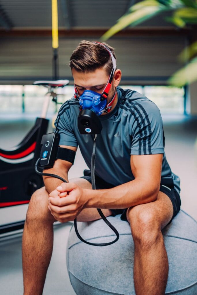 Mann bei Stoffwechselanalyse mit Atemgasmessung im Gesundheitszentrum AURUM Health & Performance in Therwil – Spiroergometrie zur Bestimmung von Stoffwechsel, Energieverbrauch und Leistungsfähigkeit.